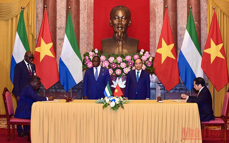 Chủ tịch nước Nguyễn Xuân Phúc và Tổng thống nước Cộng hòa Sierra Leone Julius Maada Bio chứng kiến lễ ký biên bản giữa hai bộ ngoại giao. (Ảnh: TRẦN HẢI) Tăng cường hơn nữa quan hệ hợp tác hữu nghị giữa Việt Nam-Sierra Leone -0
