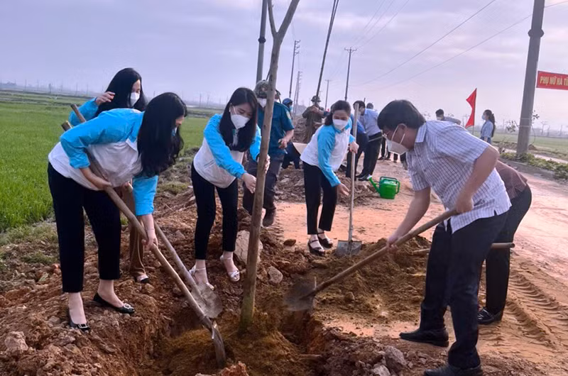 Các đại biểu dự Lễ phát động trồng một triệu cây xanh tham gia trồng cây xanh tại khu vực Đồng Nghè, xã Thạch Hạ (TP Hà Tĩnh). 