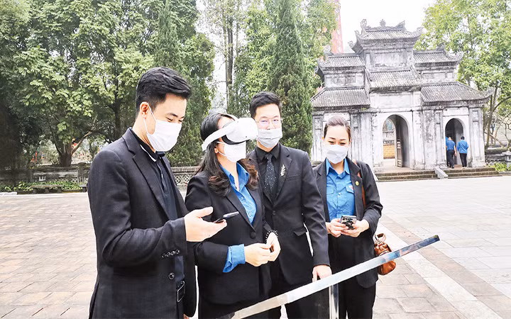 Du khách trải nghiệm ứng dụng trên kính thực tế ảo VR của hãng Oculus.