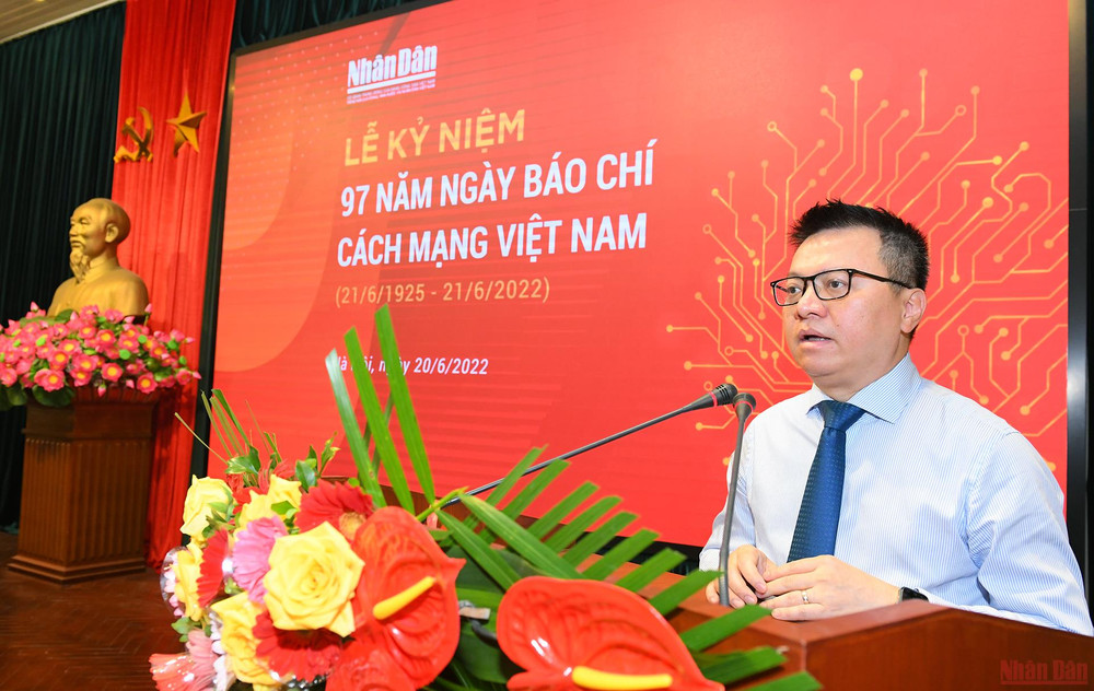 Đồng chí Lê Quốc Minh, Ủy viên Trung ương Đảng, Tổng Biên tập, Bí thư Đảng ủy Báo Nhân Dân, Phó Trưởng Ban Tuyên giáo Trung ương, Chủ tịch Hội Nhà báo Việt Nam phát biểu tại buổi lễ. Hình ảnh Lễ Kỷ niệm 97 năm Ngày Báo chí Cách mạng Việt Nam -0
