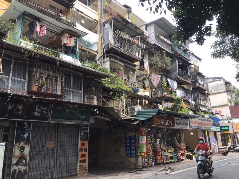 Chung cư cũ trên địa bàn thành phố Hà Nội. (Ảnh: NGỌC ANH)