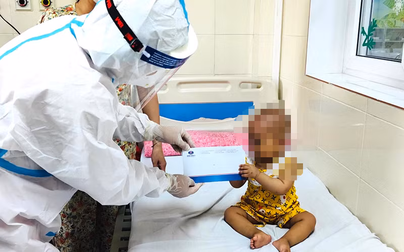 Tết thiếu nhi của trẻ trong khu cách ly điều trị -0