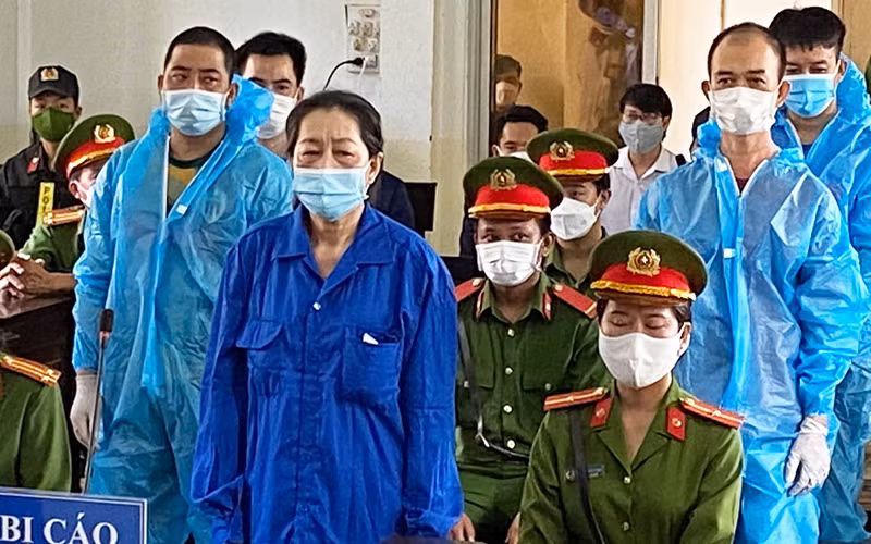 Bị cáo Kim Hạnh và 4 bị cáo Sang, Linh, Lê, Minh tại tòa án.