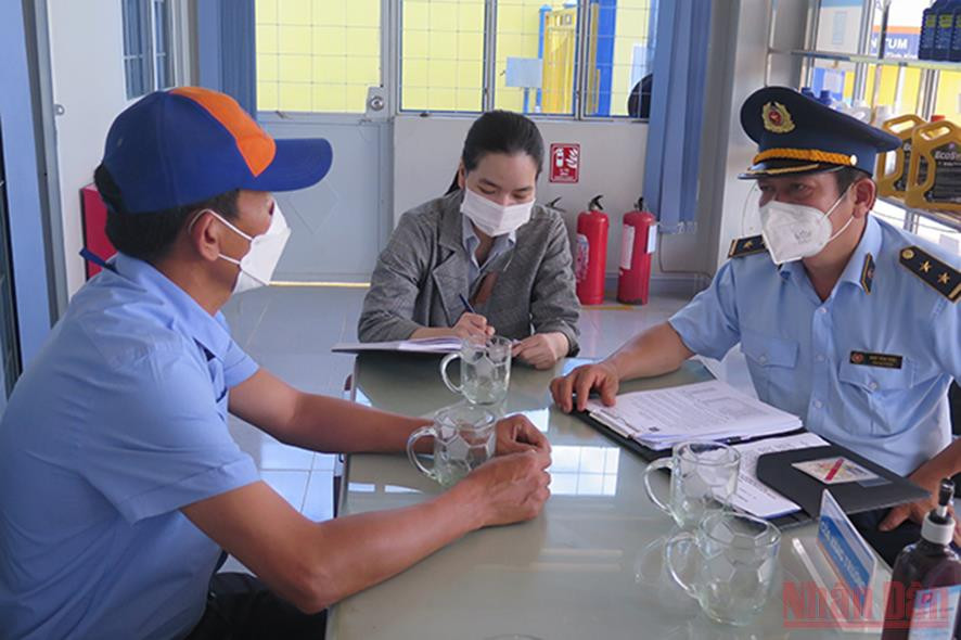 Đội Quản lý thị trường số 2, Cục Quản lý thị trường tỉnh Kon Tum, tăng cường công tác kiểm tra hoạt động kinh doanh xăng dầu trên địa bàn. Kon Tum tăng cường kiểm tra, bảo đảm không thiếu hụt xăng, dầu -0