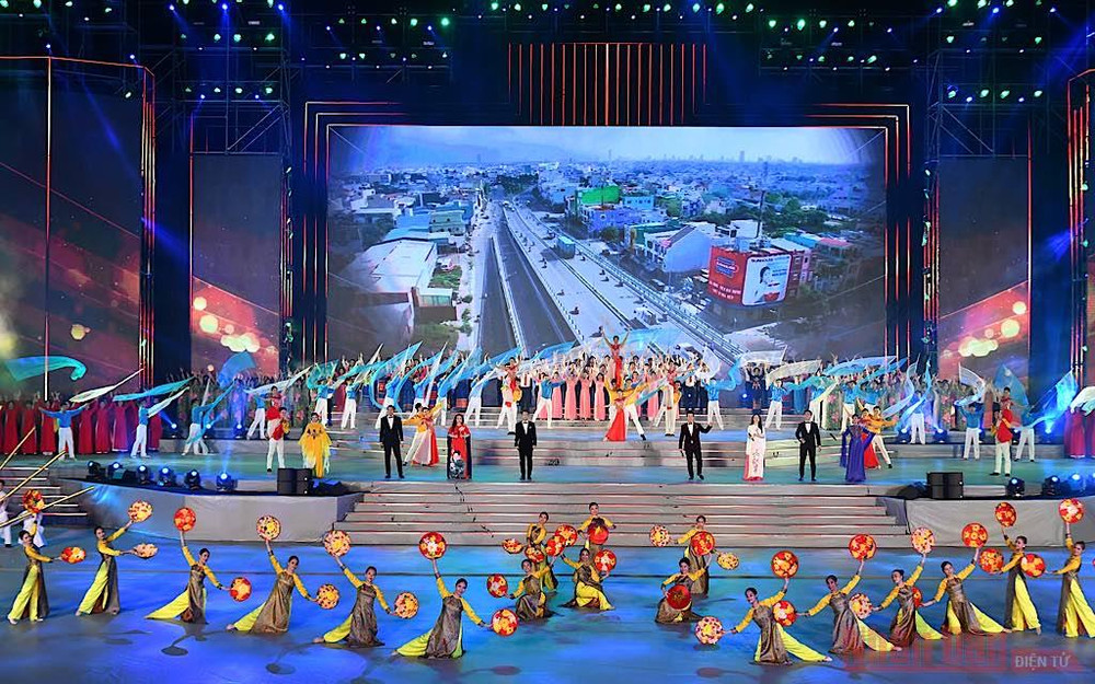 Các phần trình diễn được dàn dựng công phu, hùng tráng và rực rỡ. Chương trình nghệ thuật đặc biệt “Khát vọng - Tỏa sáng” -0