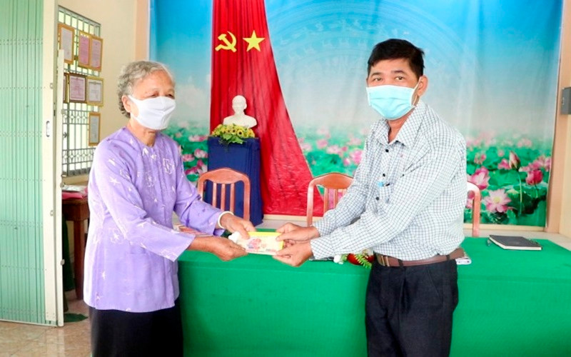 Cụ Nguyễn Thị Châu ủng hộ tiền dành dụm từ lương hưu cho Quỹ phòng, chống dịch bệnh Covid-19.