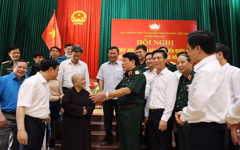 Đại tướng Lương Cường cùng các đại biểu Quốc hội khóa XV trao đổi với cử tri huyện Vĩnh Lộc.