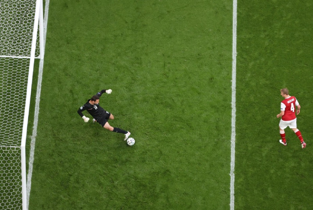 Bachmann ra chân rất nhanh để cứu thua cho Áo. (Ảnh: UEFA) Thắng nghẹt thở hiệp phụ, Italia giành vé vào tứ kết Euro 2020 -0
