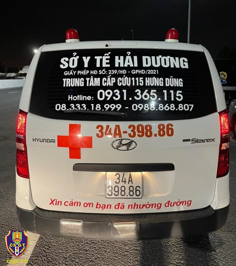 Xe cứu thương chở nhóm người giả làm bệnh nhân. (Ảnh: Cục Cảnh sát giao thông) Giả bệnh nhân, thuê xe cứu thương “thông” chốt kiểm dịch -0
