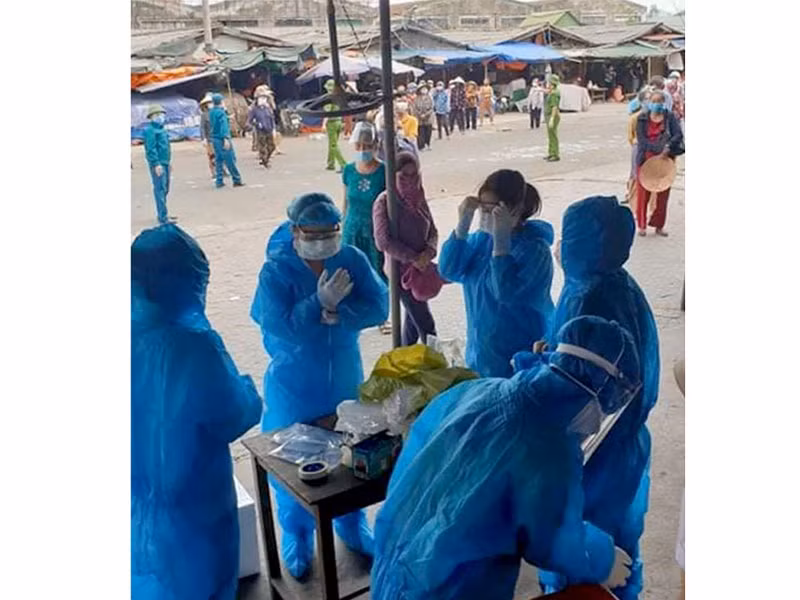 Chuẩn bị lấy mẫu xét nghiệm cho tiểu thương chợ đầu mối Vinh.