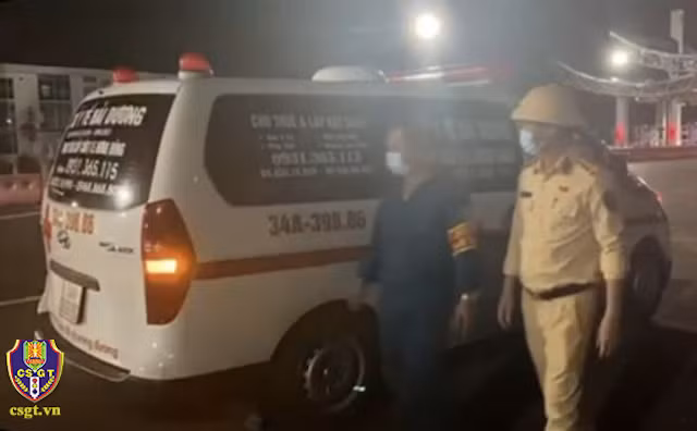 Lực lượng cảnh sát giao thông phát hiện xe cứu thương có biểu hiện nghi vấn, định "thông" chốt. (Ảnh: Cục Cảnh sát giao thông)