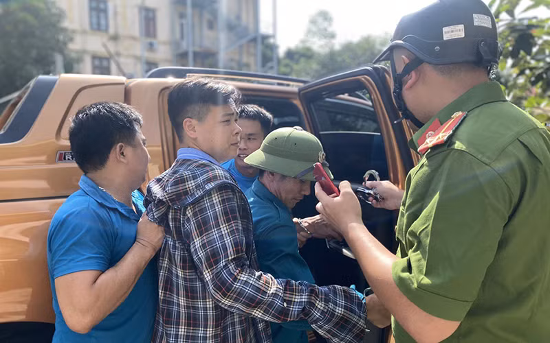 Công an xã Yên Dương, huyện Hà Trung cùng các lực lượng bắt giữ, áp giải phạm nhân bỏ trốn Triệu Quân Sự.