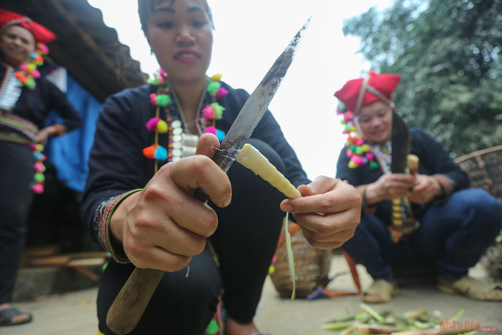 Măng sặt khi được thu hoạch từ rừng về sẽ được sơ chế trước khi chuyển ra chợ hoặc các tiêu thương thu mua. Khi bóc măng để chế biến, bà con thường dùng lưỡi dao mỏng, sắc, lia nhẹ dọc thân măng, để lộ màu trắng nõn của lõi rồi dùng tay bóc toàn bộ lớp vỏ còn lại. 15_mang_sat_Hoang_Lien_Son-1618220199108.jpg