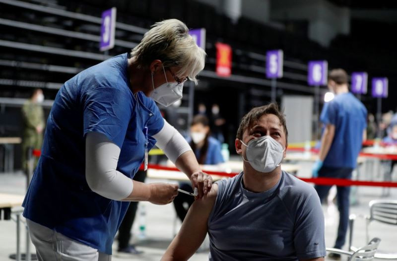 Tiêm vaccine phòng Covid-19 tại Nhà thi đấu O2 ở Prague, Cộng hòa Séc, ngày 9/4/2021. (Ảnh: Reuters) Ca nhiễm Covid-19 tăng đột biến, Latvia ban bố lệnh phong tỏa toàn quốc -0