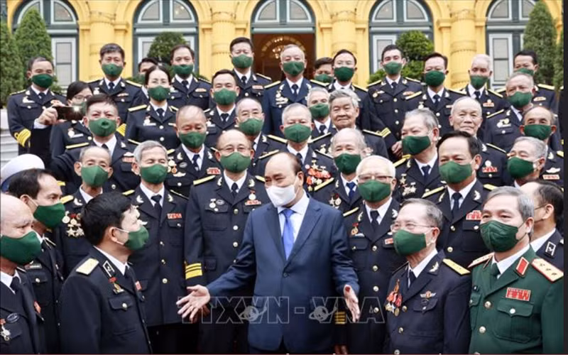 Chủ tịch nước Nguyễn Xuân Phúc gặp mặt Đoàn đại biểu cán bộ Quân chủng Hải quân và cựu chiến binh Đường Hồ Chí Minh trên biển. (Ảnh: TTXVN)