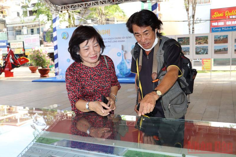 Bà Nguyễn Thị Lài tham quan mô hình quy hoạch xây dựng đô thị Long Khánh. Đổi thay ở vùng đất phía bắc Đồng Nai -0