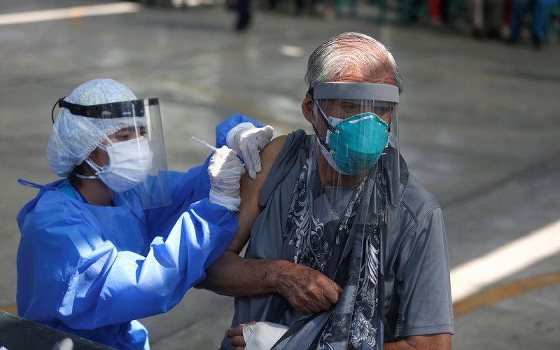 Tiêm vaccine phòng Covid-19 cho người cao tuổi ở Lima, Peru, ngày 23/3/2021. (Ảnh: REUTERS)