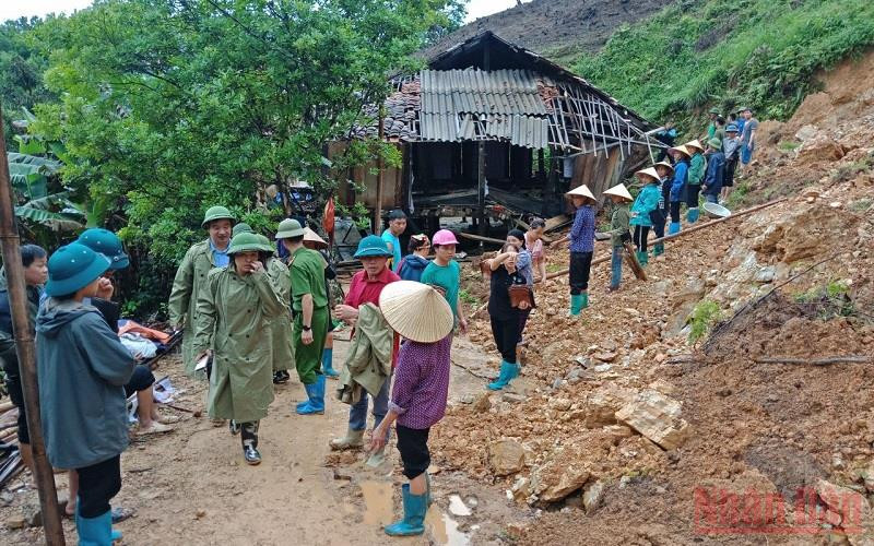 Đội cứu hộ vào khu vực dân cư, thuộc xã Chi Lăng, huyện Chi Lăng, giải cứu người dân bị lũ cô lập.