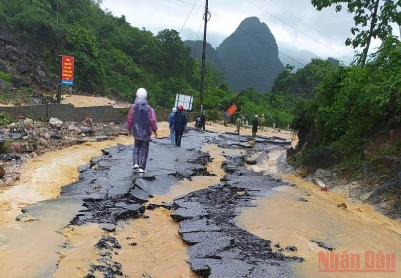 Hơn 800 m đường Đèo Bén Quốc lộ 279, thị trấn Đồng Mỏ, huyện Chi Lăng bị nước lũ gây hư hỏng nặng. Lạng Sơn khắc phục hậu quả mưa lũ -0