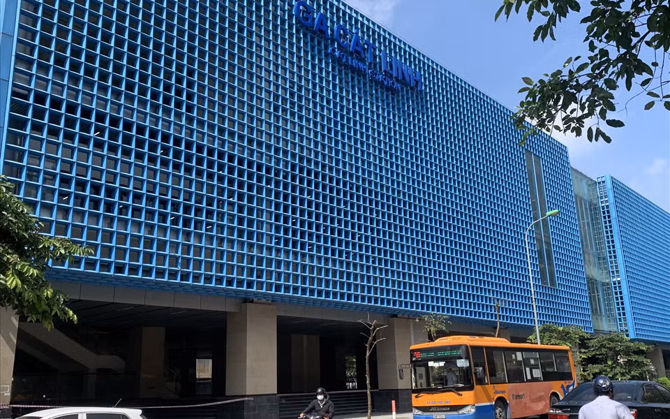 Các nhà ga tàu điện Cát Linh - Hà Đông thiếu các điểm gửi xe cho người dân.