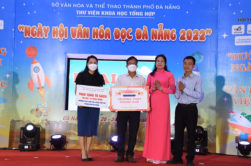 Ban Tổ chức trao tặng tủ sách cho trường học tại Đà Nẵng.