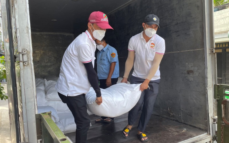 Vận chuyển gạo trao tặng cho bộ đội và người dân TP Hồ Chí Minh. Trao lương thực, thực phẩm, khẩu trang tặng bộ đội và người dân -0