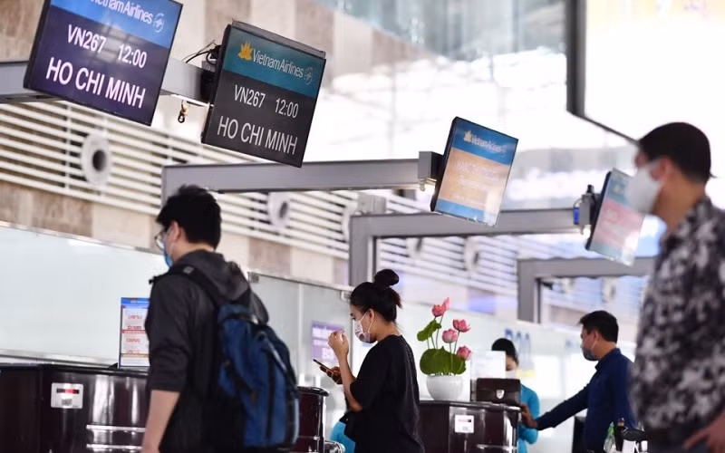 Trong dịp cao điểm, hành khách nên làm thủ tục trước chuyến bay qua website, ứng dụng di động của các hãng.