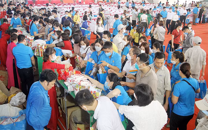 Trong Tháng Công nhân năm 2022, Liên đoàn Lao động tỉnh Thái Nguyên tổ chức gian hàng 0 đồng, thay dầu xe máy miễn phí cho hơn 1.000 công nhân với giá trị hơn hai tỷ đồng. (Ảnh THẾ BÌNH)