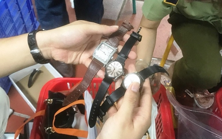 Nhiều hàng hóa có dấu hiệu giả mạo nhãn hiệu như túi xách, thắt lưng, đồng hồ của các thương hiệu nổi tiếng. 7_5-1594701850747.jpg