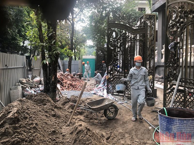 Công trình biệt thự số 9, khu biệt thự 5,2ha Yên Hòa, Cầu Giấy, thành phố Hà Nội ngang nhiên phá rào, bất chấp quyết định dừng thi công của cơ quan chức năng. Ai bảo kê cho công trình vi phạm trật tự xây dựng tại số 9, lô B, khu biệt thự 5,2ha Yên Hòa (Cầu Giấy, TP Hà Nội) -0