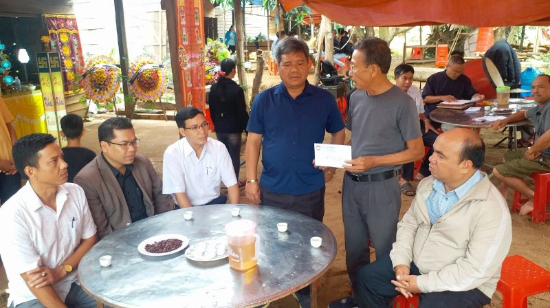 Ủy ban MTTQ Việt Nam tỉnh Gia Lai và Binh đoàn 15 đến chia sẻ trước những mất mát của gia đình chị Vinh. Sẻ chia những mất mát trong bão lũ -0