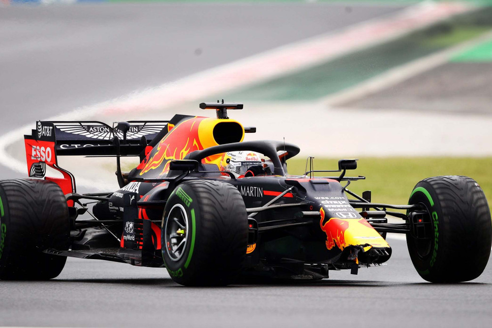 Chiếc xe với phần trước bị vỡ sau cú đâm vào rào an toàn của Max Verstappen. Anh_2_Chiec_xe_voi_phan_truoc_bi-1595231478894.jpg