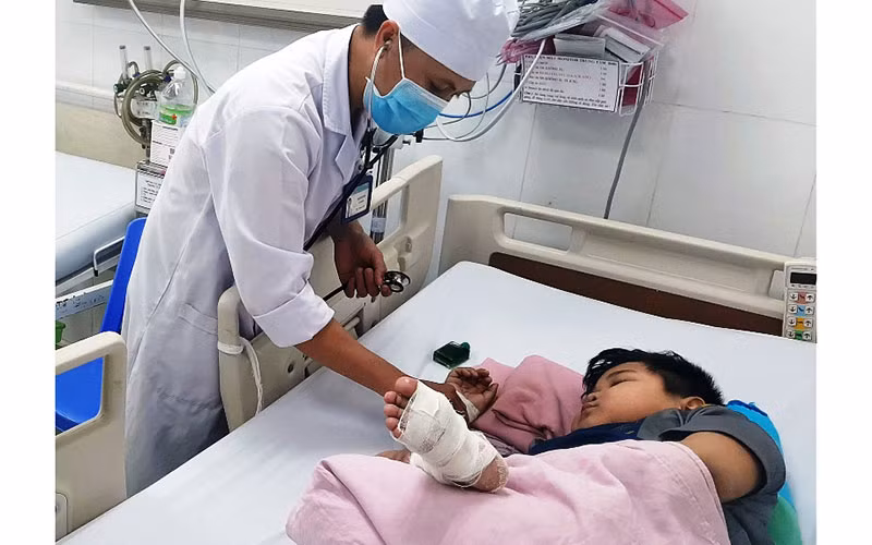 BS Nguyễn Sơn Khoa đang thăm khám cho cháu N.V.P.