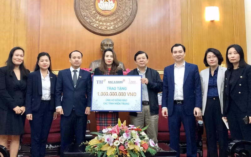 Đại điện Tập đoàn TH thông qua Ủy ban Trung ương Mặt trận Tổ quốc Việt Nam ủng hộ một tỷ đồng, sẻ chia với đồng bào miền trung bị lũ lụt. 