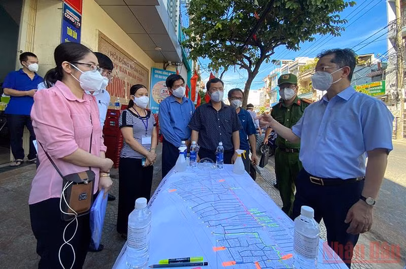 Bí thư Thành ủy Đà Nẵng Nguyễn Văn Quảng trực tiếp kiểm tra điểm nóng với 48 ca nhiễm trong ngày tại phường Tam Thuận, chiều ngày 27/8.