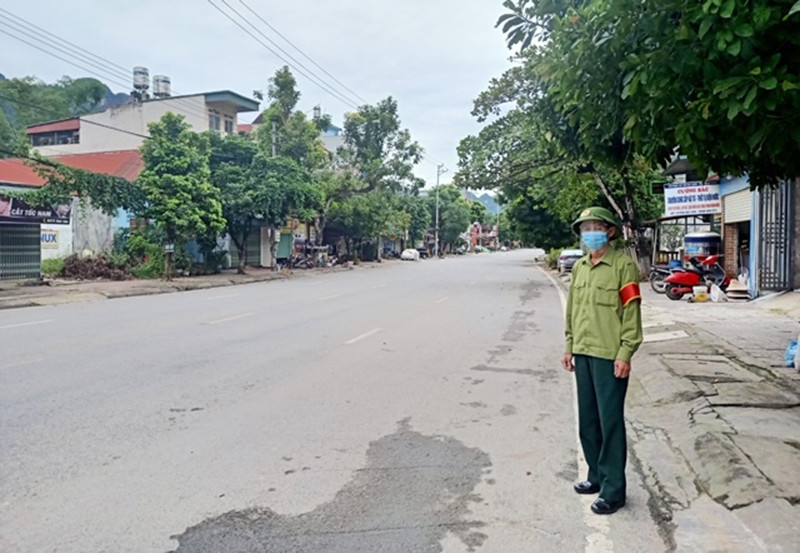 Ông Nguyễn Hồng Năm, Chi hội trưởng Chi hội Cựu chiến binh tổ 2, phường Ngọc Hà, TP Hà Giang tuần tra trên tuyến đường vắng bóng người. Người dân trong khu phong tỏa đồng lòng chống dịch -0