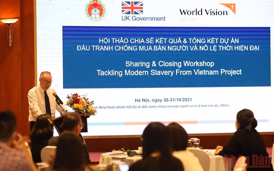 Ông Mark Holton, Trưởng Bộ phận Nhập cư - Di cư, Đại sứ quán Anh, phát biểu tại hội thảo.