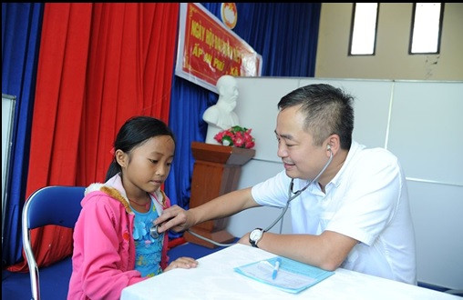 PGS Nguyễn Lân Hiếu, Giám đốc Bệnh viện Đại học Y Hà Nội thăm khám cho người bệnh.