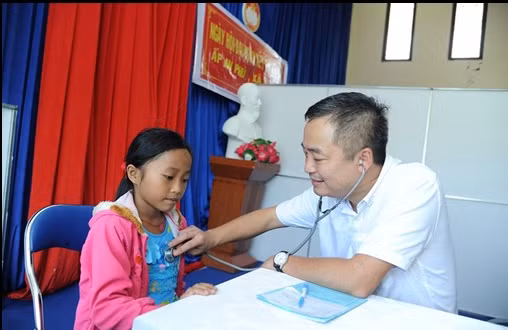 PGS Nguyễn Lân Hiếu, Giám đốc Bệnh viện Đại học Y Hà Nội thăm khám cho người bệnh.