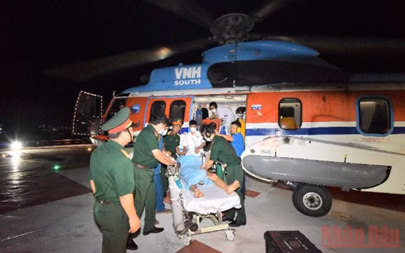 Bệnh nhân được đưa vào đất liền trong đêm 13/6. (Ảnh bệnh viện cung cấp)