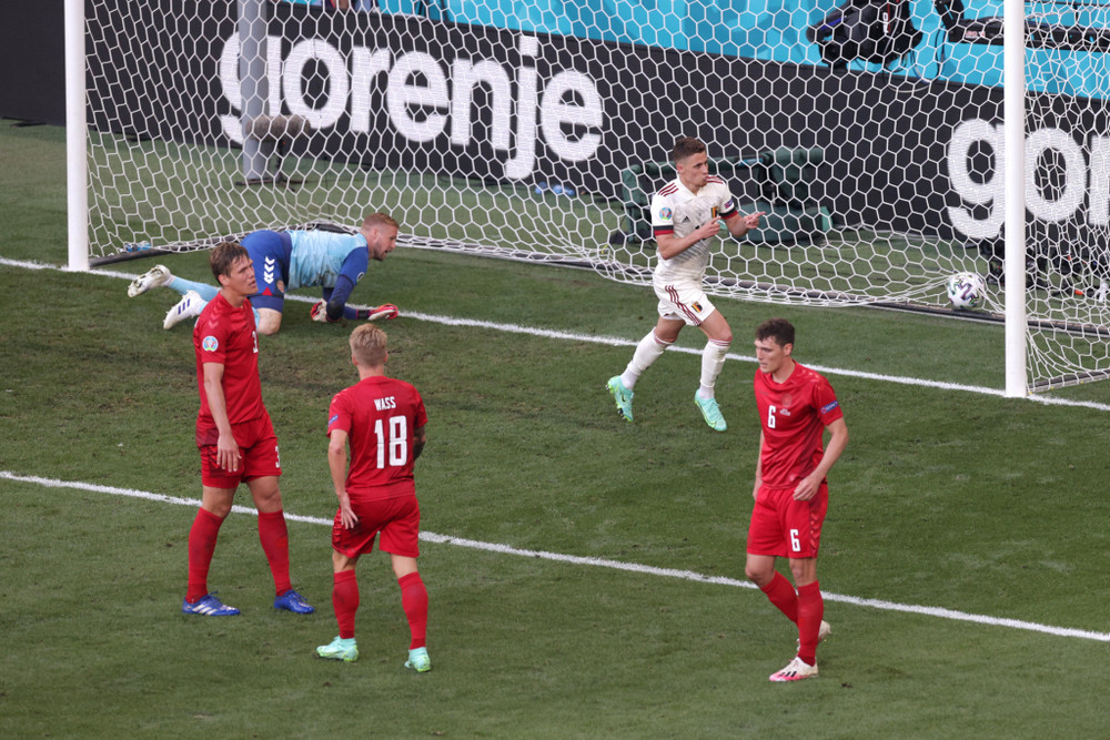 Thorgan Hazard dứt điểm thuận lợi khi không người kèm. Đẳng cấp Kevin De Bruyne giúp tuyển Bỉ lội ngược dòng Đan Mạch -0