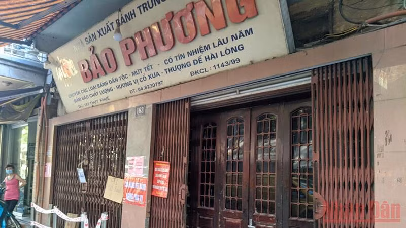 Một cửa hàng bán bánh Trung thu trên phố Thuỵ Khuê (quận Tây Hồ, Hà Nội) đóng cửa, dừng bán hàng, chiều 18/9. (Ảnh: NGUYỆT ÁNH)