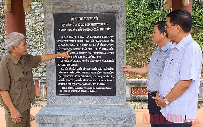 Bia di tích lịch sử Địa điểm nơi tổ chức Đại hội Thi đua lần thứ nhất, xóm Khuân Lân, xã Hợp Thành, huyện Phú Lương, tỉnh Thái Nguyên.