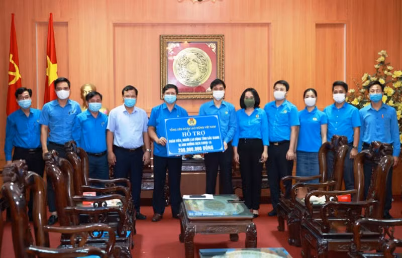 Phó Chủ tịch Tổng LĐLĐ Việt Nam Ngọ Duy Hiểu trao hỗ trợ tới đoàn viên, công nhân, viên chức, lao động tỉnh Bắc Giang.