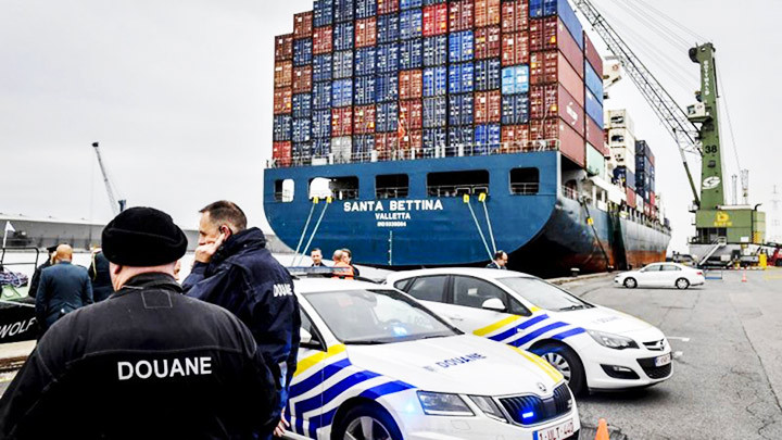 Cảnh sát Bỉ phong tỏa một tàu hàng có container chứa cocaine tại cảng Antwerp. Ảnh: REUTERS Điểm nóng về ma túy ở châu Âu -0