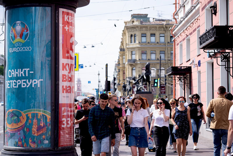 Đường phố Saint Petersburg trang trí cờ Euro 2020. (Ảnh: THANH THỂ)