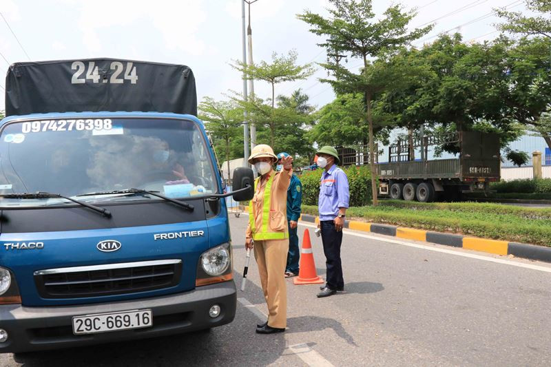 Đại úy Nguyễn Thị Thu Hường tại chốt kiểm dịch Khu công nghiệp Tiên Sơn. Lá chắn vững vàng nơi tâm dịch Bắc Ninh -0