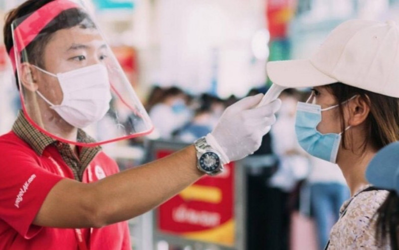 Kiểm tra thân nhiệt hành khách bay nội địa. (Ảnh: Cục Hàng không Việt Nam cung cấp)