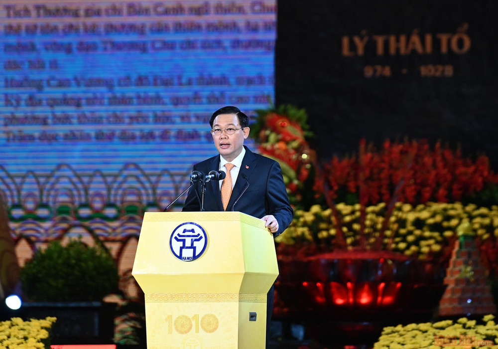 Đồng chí Vương Đình Huệ, Ủy viên Bộ Chính trị, Bí thư Thành ủy Hà Nội đọc diễn văn tại lễ kỷ niệm. hn4-1602344234403.jpg