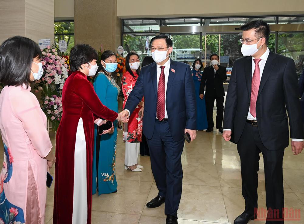 Chủ tịch Quốc hội Vương Đình Huệ với cán bộ, phóng viên Truyền hình Quốc hội Việt Nam. (Ảnh: Duy Linh) Truyền hình Quốc hội Việt Nam thật sự là cầu nối tin cậy giữa Quốc hội với cử tri và nhân dân -0